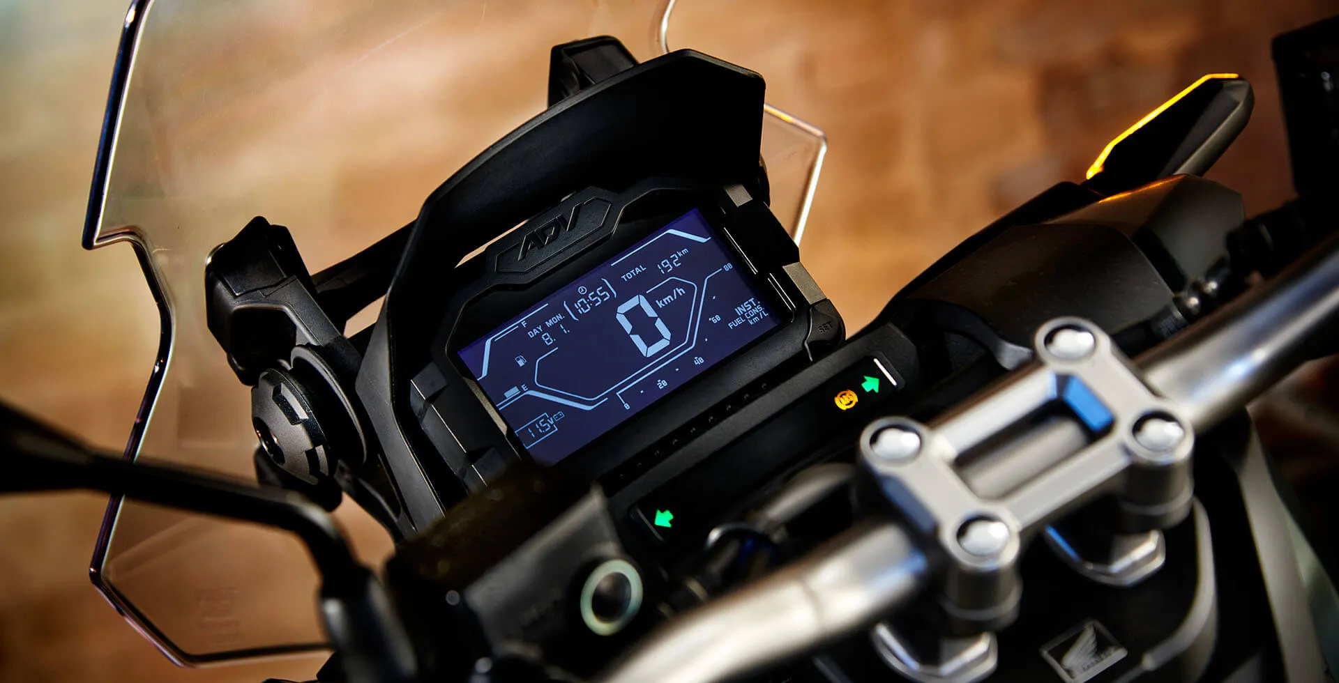 detalhe-painel digital-moto-honda-adv_5_11zon