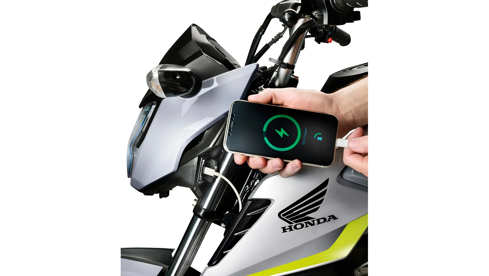 03-celular-carregando-na-entrada-usb-c-da-moto-honda-cg-160-titan
