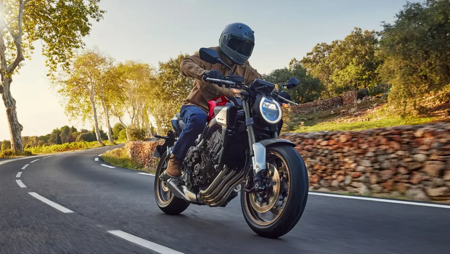 CB650R_E-clutch_ambientada_01_1560x880