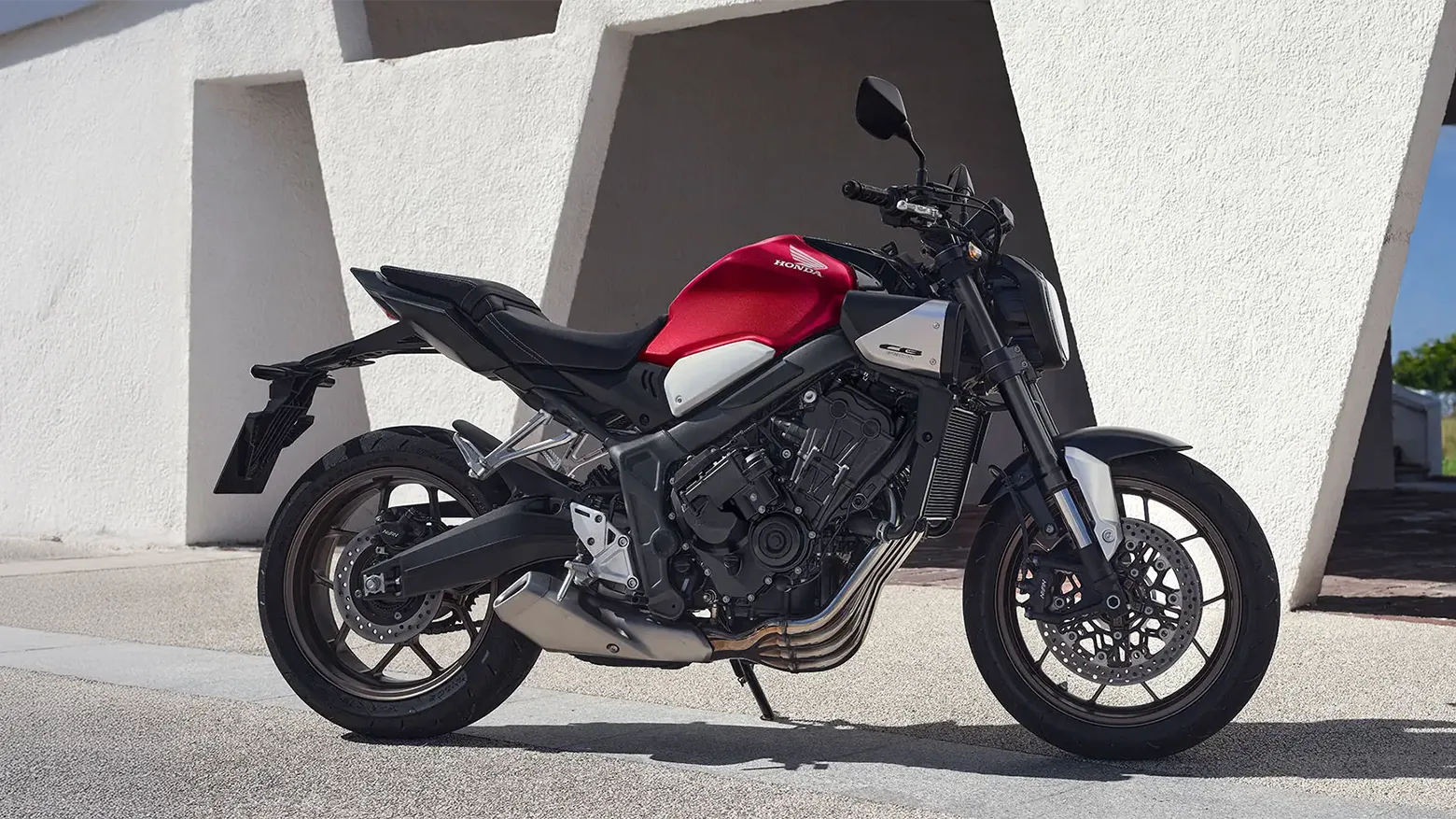 CB650R_E-clutch_ambientada_06_v2_1560x877