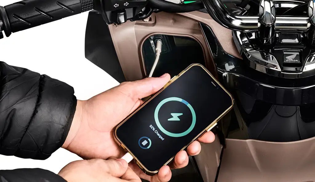 celular-carregando-na-entrada-usb-c-da-moto-honda-pcx_0