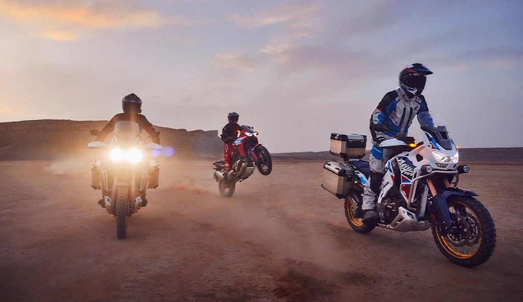tres-motoqueiros-pilotando-a-Honda-CRF1100-no-deserto